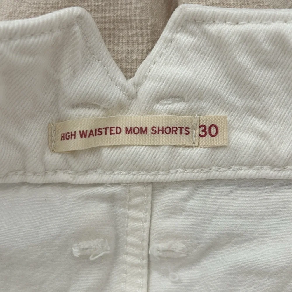 Levis High Waisted Buttoned Short. Size 30